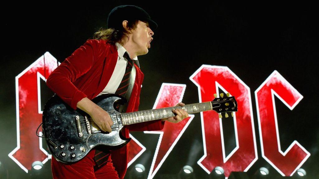 Μωρό «ερμηνεύει» AC/DC και τα «σπάει»