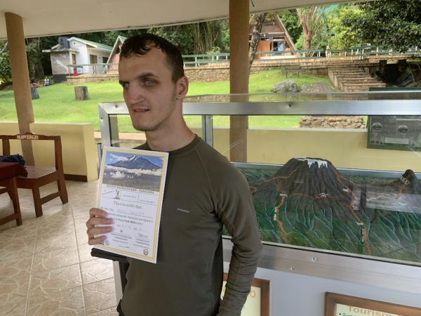 Η ιστορία του πρώτου ρουμάνου τυφλού αθλητή που κατέκτησε το Κιλιμάντζαρο