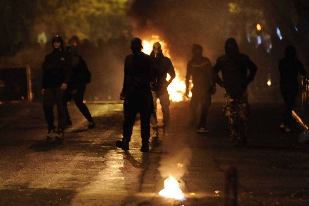 Μια κοινωνία ανάμεσα στα κλομπ των Αστυνομικών και στα καδρόνια των «μπαχαλάκηδων»