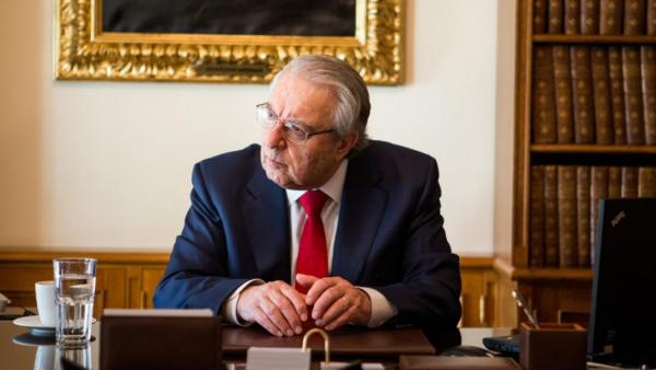 Κοροναϊός ή κορωναϊός; -Τι απαντά ο Μπαμπινιώτης