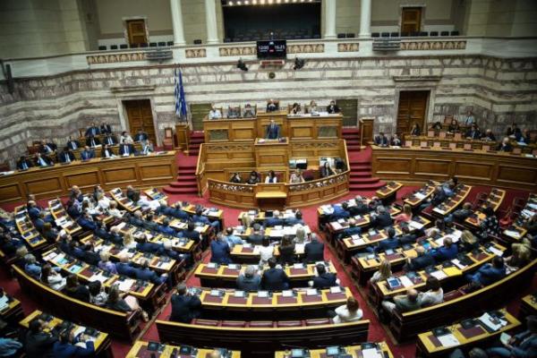 Συζήτηση στη Βουλή για την αμυντική συμφωνία με ΗΠΑ – O Μητσοτάκης μιλά για το ποδόσφαιρο