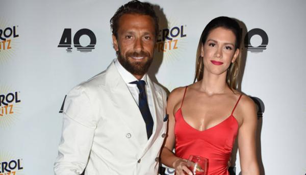 Νίκη Θωμοπούλου : Η σύζυγος του Ν. Μαρακάκη ποζάρει με φουσκωμένη κοιλίτσα