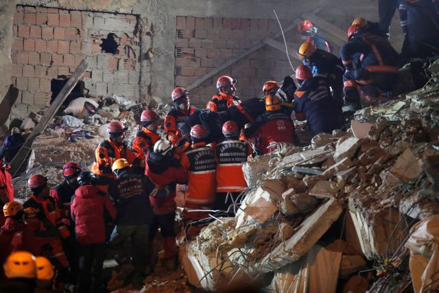 Σεισμός στην Τουρκία : Στους 31 οι νεκροί – Μάχη με το χρόνο από τους διασώστες για επιζώντες