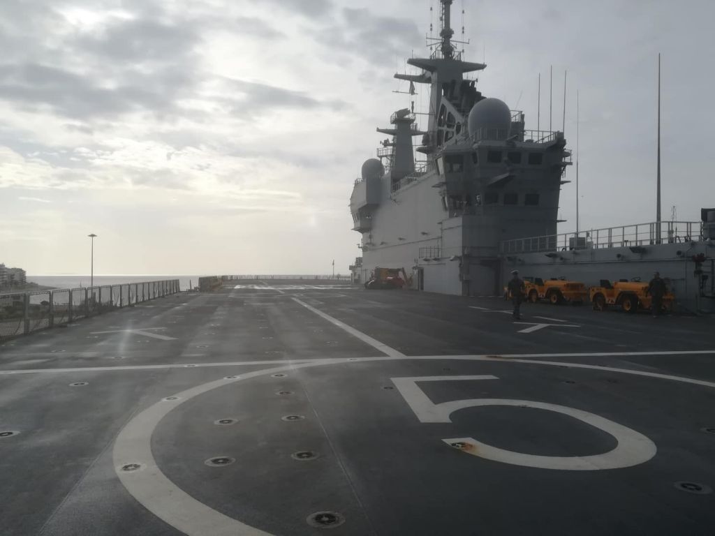 Το θηριώδες γαλλικό ελικοπτεροφόρο πλοίο «Dixmude» στον Πειραιά