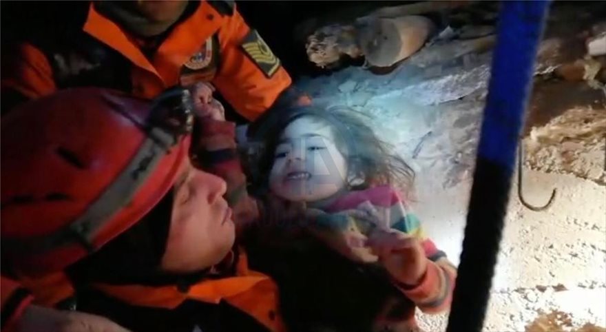 Σεισμός Τουρκία - Η δραματική διάσωση μητέρας και της 2χρονης κόρης της - Ήταν θαμμένες στα ερείπια για 28 ώρες