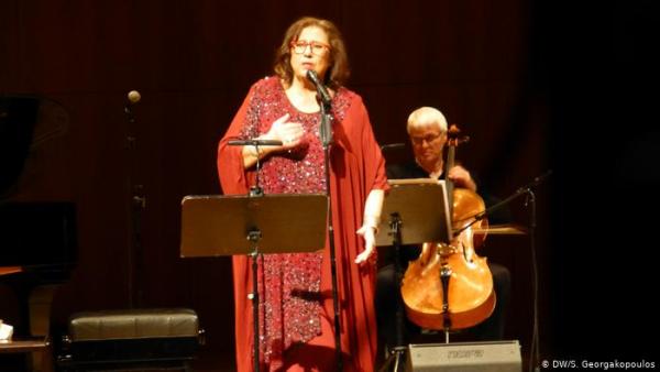 Ντίσελντορφ : Η Φαραντούρη εξορκίζει τον νέο φασισμό