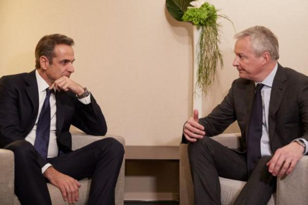 Νταβός : Την ανάγκη μείωσης των πρωτογενών πλεονασμάτων τόνισε ο Μητσοτάκης στον γάλλο ΥΠΟΙΚ