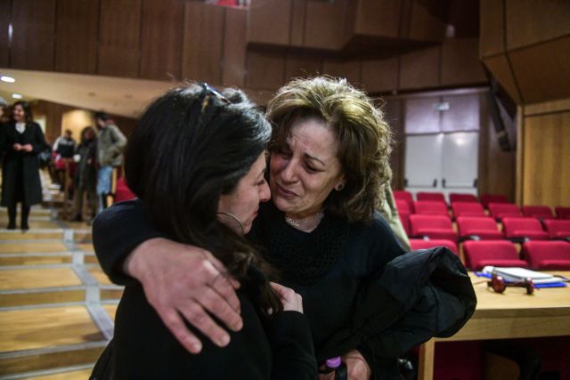 Δίκη Χρυσής Αυγής : Η αγκαλιά της Μάγδας Φύσσα στη δικηγόρο της