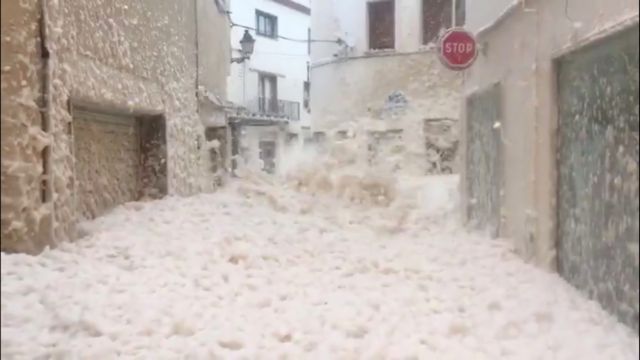 Ισπανία: Η θάλασσα ξέβρασε αφρό και πλημμύρισε θέρετρο [εικόνες]