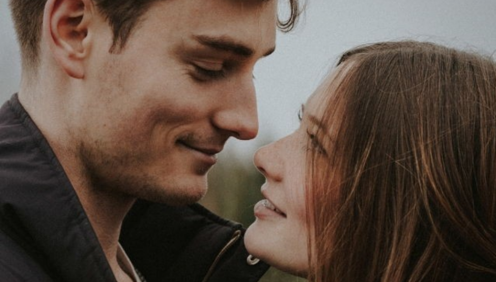 Σε αγαπάει και φαίνεται από χιλιόμετρα