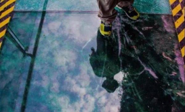 Kίνα: Τρόμος σε τουρίστες όταν γυάλινη γέφυρα… ράγισε