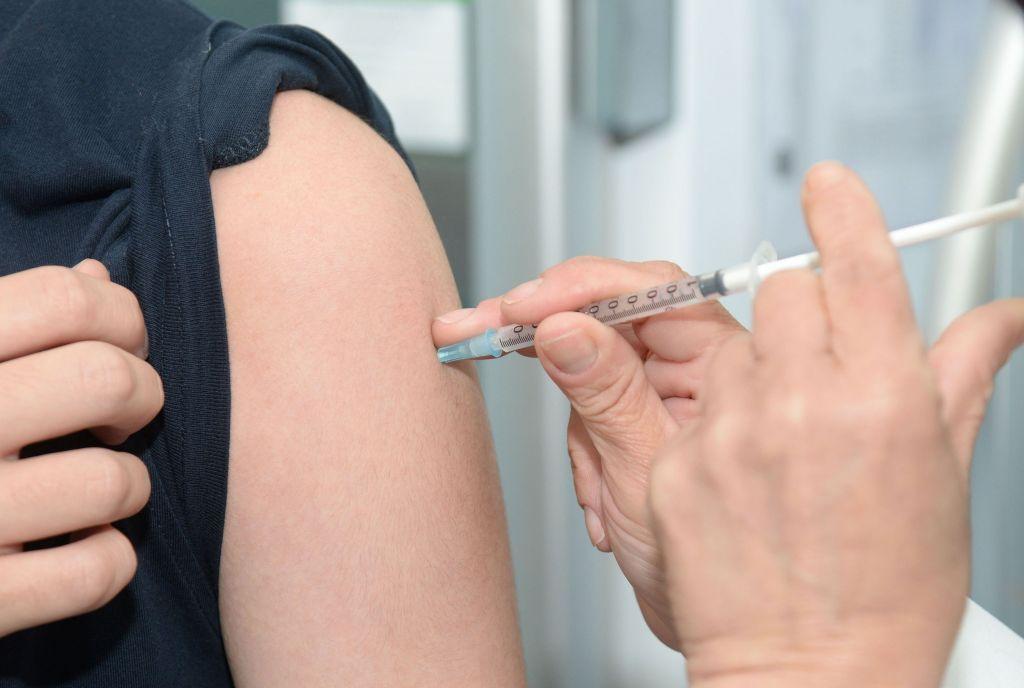 Θερίζει η γρίπη στα σχολεία: Νέα εμβόλια από το υπουργείο Υγείας – Τι λένε οι ειδικοί