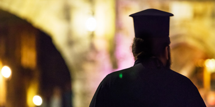 Απίστευτη καταγγελία στη Λάρισα: Ιερέας χτύπησε πιστή γιατί… πήρε δεύτερο αντίδωρο!