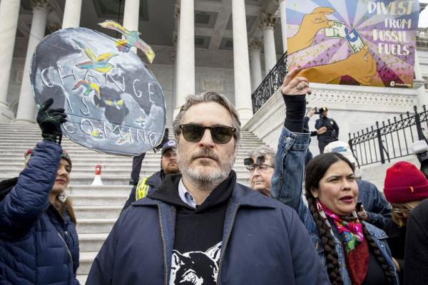 Χοακίν Φίνιξ: Συνελήφθη ο ηθοποιός σε συγκέντρωση της Τζέιν Φόντα