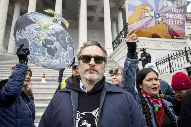 Χοακίν Φίνιξ: Συνελήφθη ο ηθοποιός σε συγκέντρωση της Τζέιν Φόντα