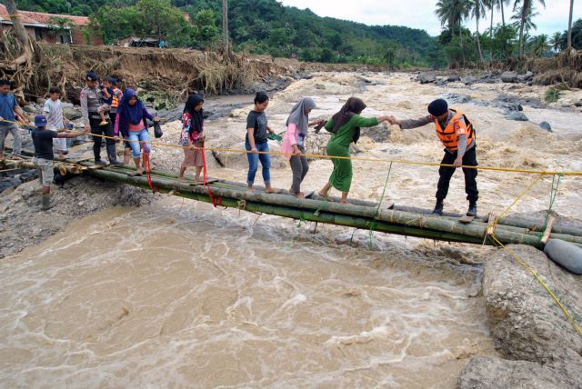 Ινδονησία : Τουλάχιστον εννέα νεκροί και ένας αγνοούμενος από κατάρρευση κρεμαστής πεζογέφυρας