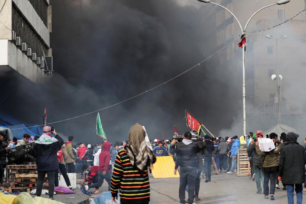 Βαγδάτη : Ιρακινές δυνάμεις ασφαλείας συγκρούστηκαν με εκατοντάδες διαδηλωτές στο κέντρο της πόλης