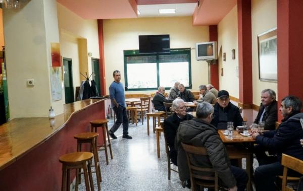 Λάρισα : Δεν άντεξαν χωρίς τσιγάρο – Έρχεται το πρώτο καφενείο για καπνιστές