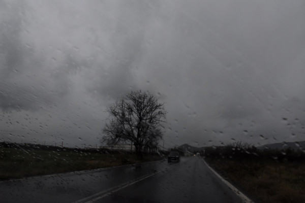 Ο καιρός τη Δευτέρα  : Νεφώσεις με βροχές και ισχυρούς ανέμους