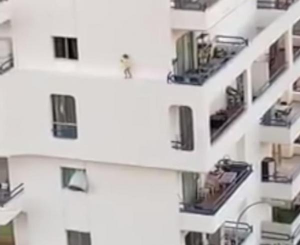 Τενερίφη : Κοριτσάκι περπατάει στο περβάζι 4ου ορόφου πολυκατοικίας