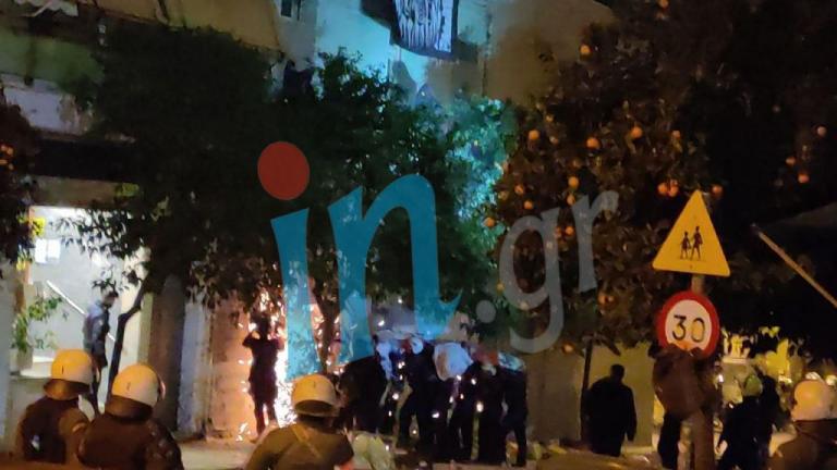 Μάχη στο Κουκάκι: Έφοδος της αστυνομίας στις καταλήψεις – Συλλήψεις – «Ντροπή» φώναζαν οι γείτονες
