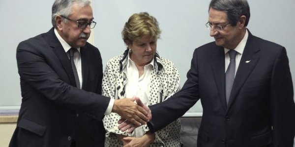 Ζεσταίνουν το Κυπριακό : Συζητήσεις Λουτ με Ακιντζί και Αναστασιάδη