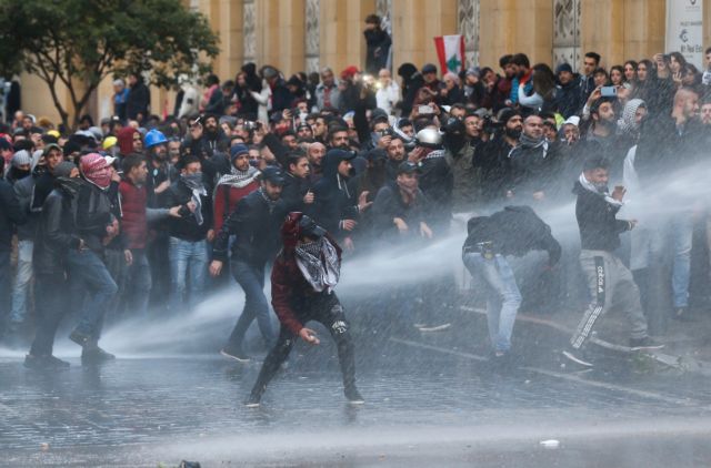 Λίβανος : Σχεδόν 400 οι τραυματίες από τις συγκρούσεις διαδηλωτών – αστυνομίας