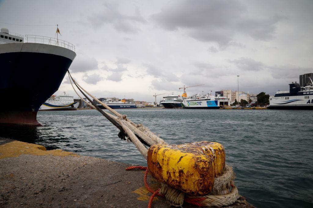 Ηφαιστίων : Ελαφρά σύγκρουση πλοίων στο λιμάνι του Πειραιά