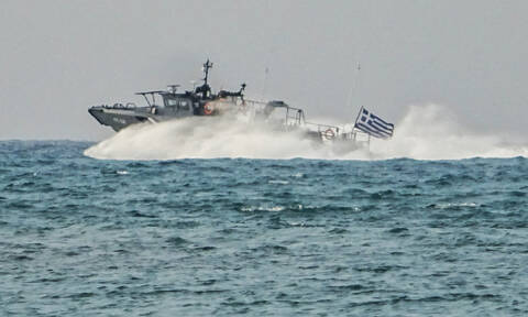 Αγνοείται κωπηλάτης στην Αρτεμίδα – Έρευνες από ελικόπτερο του Πολεμικού Ναυτικού