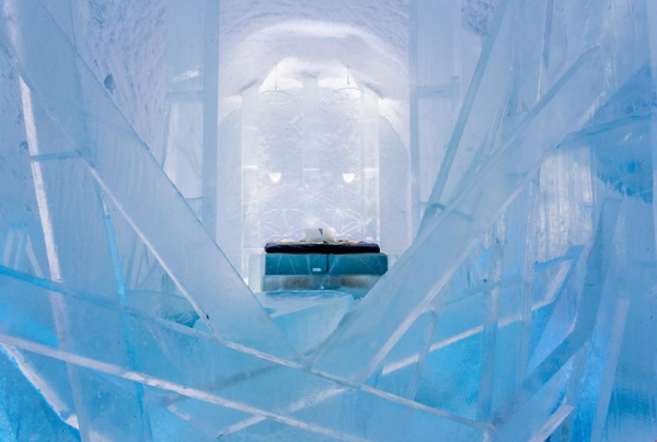 Στη σουίτα «Λευκή Σαντορίνη» του Icehotel