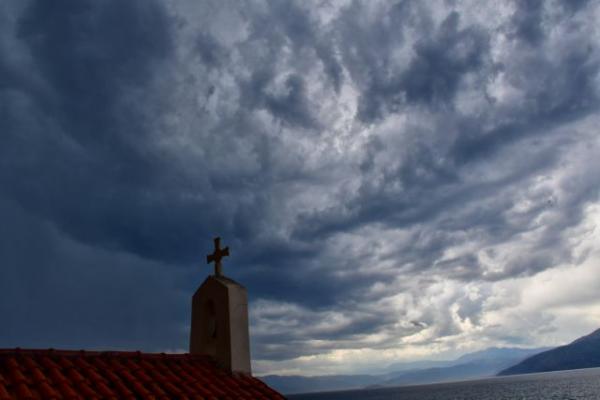 Καιρός : Βροχές, καταιγίδες, ισχυροί άνεμοι και… εξηγήσεις για το ψυχρό κύμα