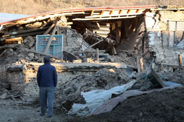 Σεισμός στην Τουρκία : Ψάχνουν εγκλωβισμένους στα ερείπια