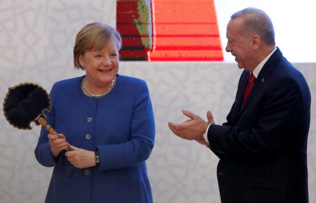 Μέρκελ : Η απίστευτη αντίδρασή της στο δώρο του Ερντογάν