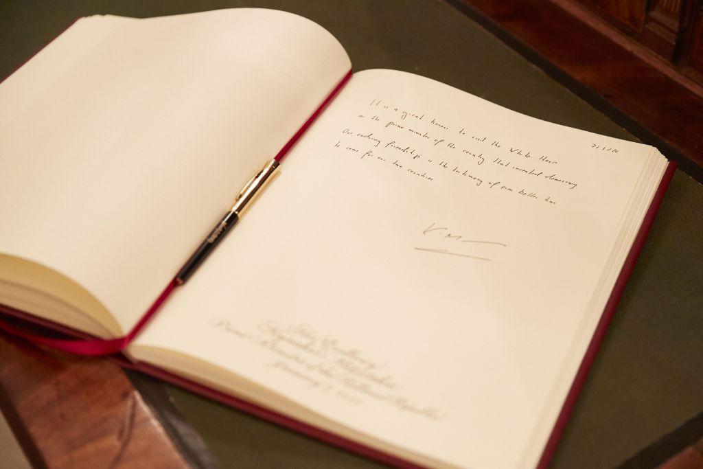 Τι έγραψε ο πρωθυπουργός στο βιβλίο επισκεπτών του Λευκού Οίκου [εικόνα]