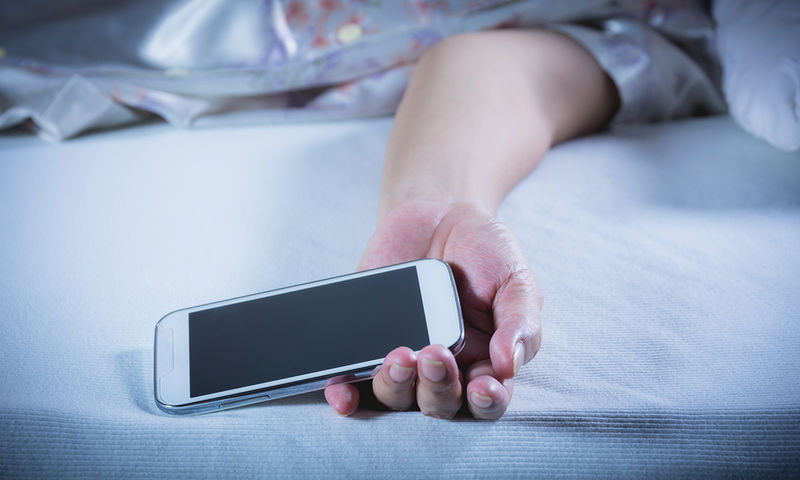 Γιατί δεν πρέπει να κοιτάζετε το κινητό σας πριν κοιμηθείτε | in.gr