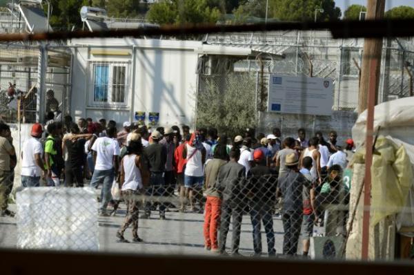 Μόρια : Ένταση έξω από το κέντρο προσφύγων – Χημικά από την αστυνομία