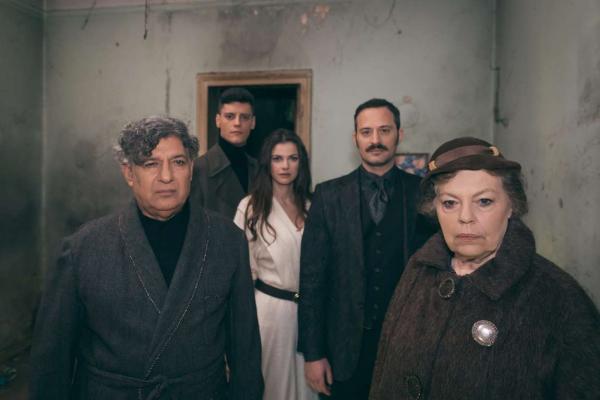 «Ο δρόμος περνά από μέσα»: Εξαιρετική απόδοση Ιάκωβου Καμπανέλλη στο Μικρό Χρον