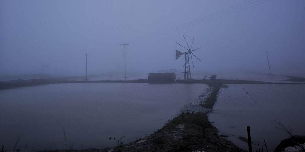 Κρήτη : Στο έλεος του «Ηφαιστίωνα» το νησί – Ζημιές σε καταστήματα από μανιασμένα κύματα