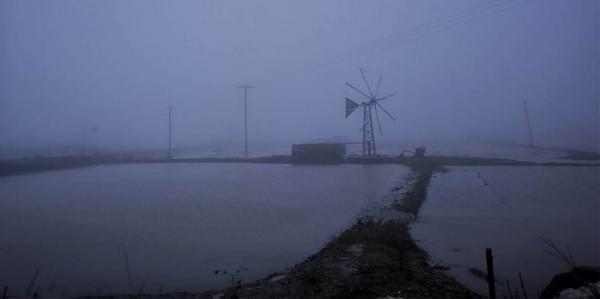 Κρήτη : Στο έλεος του «Ηφαιστίωνα» το νησί – Ζημιές σε καταστήματα από μανιασμένα κύματα