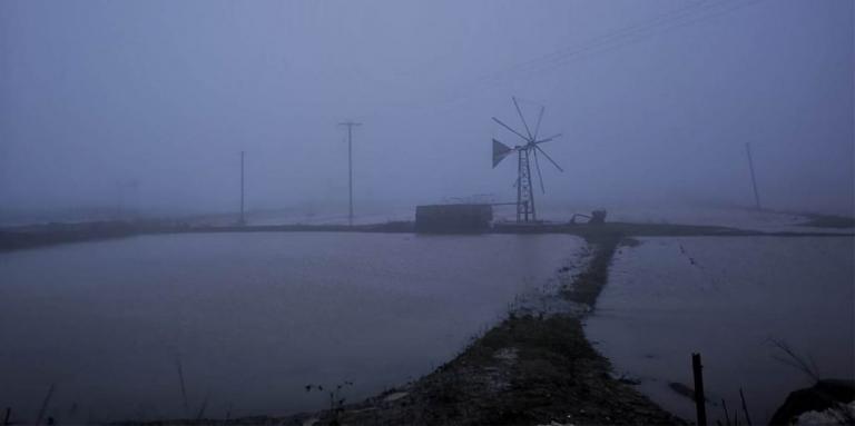 Κρήτη : Στο έλεος του «Ηφαιστίωνα» το νησί – Ζημιές σε καταστήματα από μανιασμένα κύματα