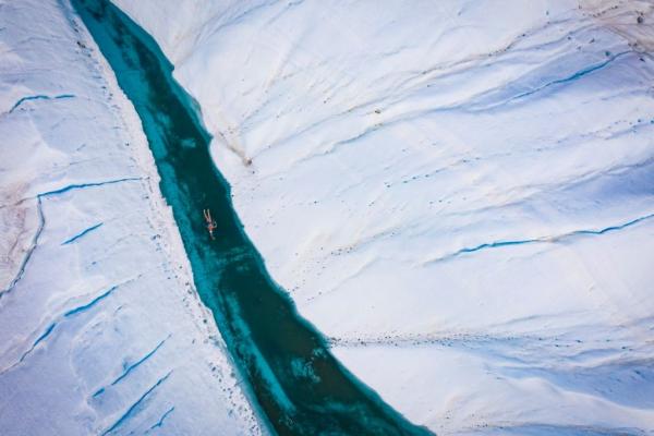 Για πρώτη φορά άνθρωπος κολυμπά κάτω από τους πάγους της Ανταρκτικής- Του πήρε 33 χρόνια
