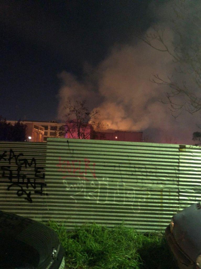 Φωτιά σε κτίριο στον Πειραιά [Εικόνες]