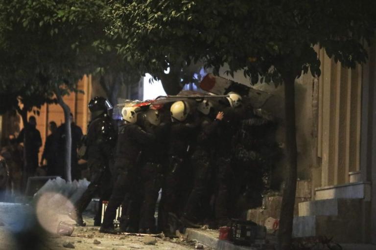 Κουκάκι : Καρέ – καρέ η επιχείρηση της ΕΛ.ΑΣ στις καταλήψεις