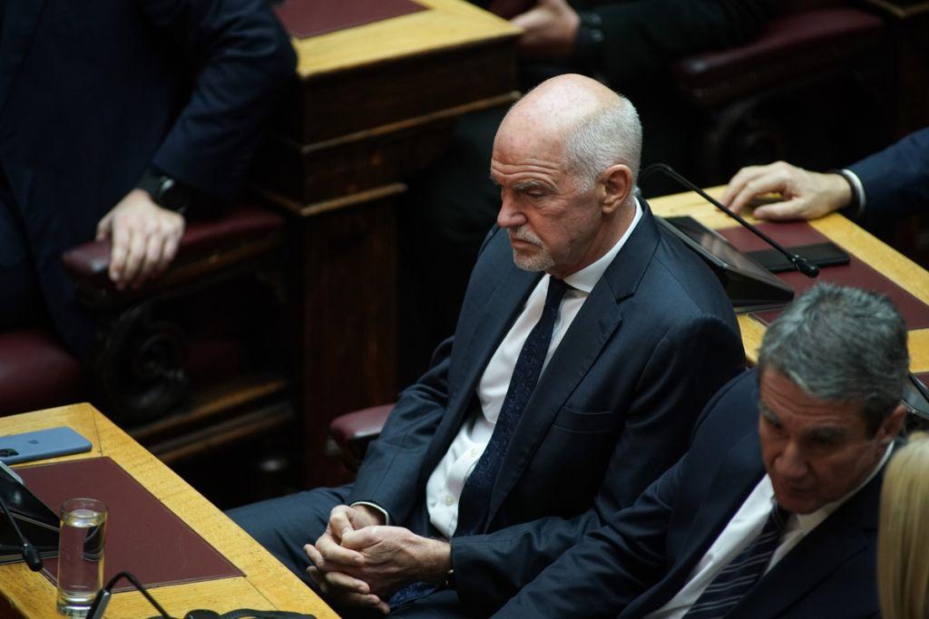 Πίσω από τα γαλάζια έδρανα