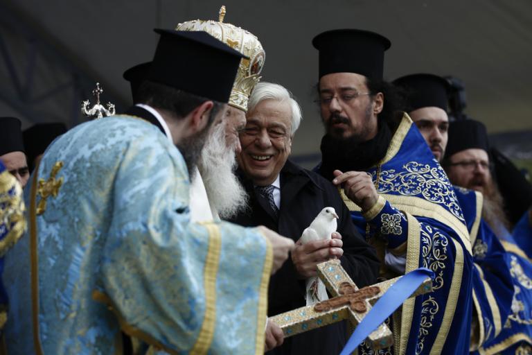 Με λαμπρότητα η τελετή αγιασμού των υδάτων και η ρίψη του Σταυρού στο λιμάνι του Πειραιά