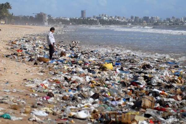 «Καμπάνακι» από επιστήμονες – Μια ολόκληρη ήπειρος πλαστικού επιπλέει στους ωκεανούς