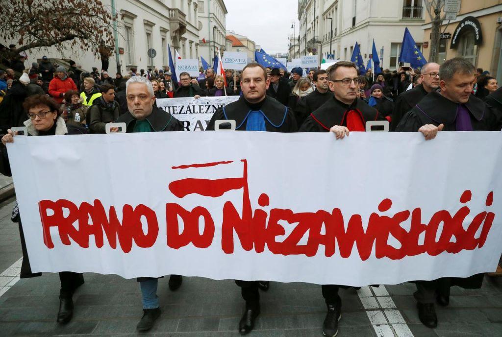 Πολωνία : Αντίδραση του νομικού κόσμου στην προσπάθεια της κυβέρνησης να περιορίσει τη δικαστική εξουσία