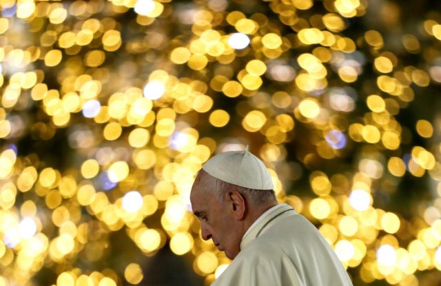 Τα… πήρε ο πάπας Φραγκίσκος με πιστή που του τράβηξε το χέρι