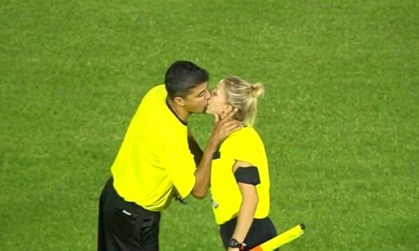 Διαιτητές φιλήθηκαν στο… στόμα στη Βραζιλία