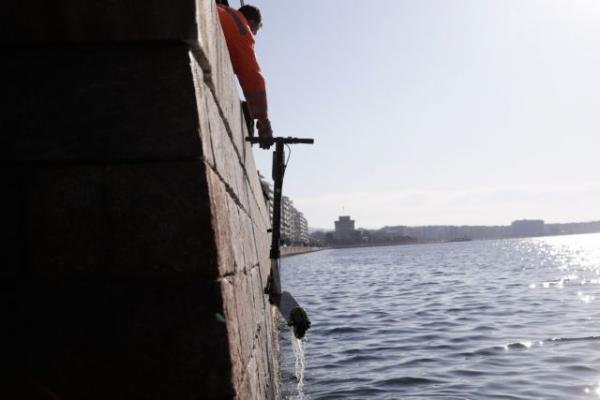Θεσσαλονίκη : 50 ηλεκτρικά πατίνια «ψάρεψε» ο δήμος από το Θερμαϊκό